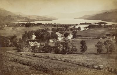 Historische Aufnahme der Dall Lodge mit dem Loch Tay im Hintergrund. Das Foto kann auf Mitte des 19.Jahrhunderts zurückdatiert werden